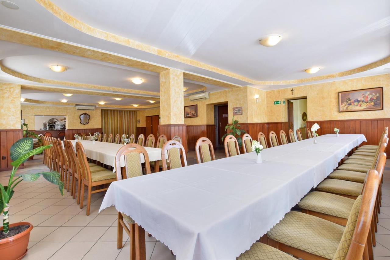 Hotel Stary Ratusz Kostomloty Esterno foto