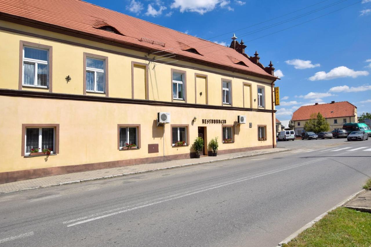 Hotel Stary Ratusz Kostomloty Esterno foto