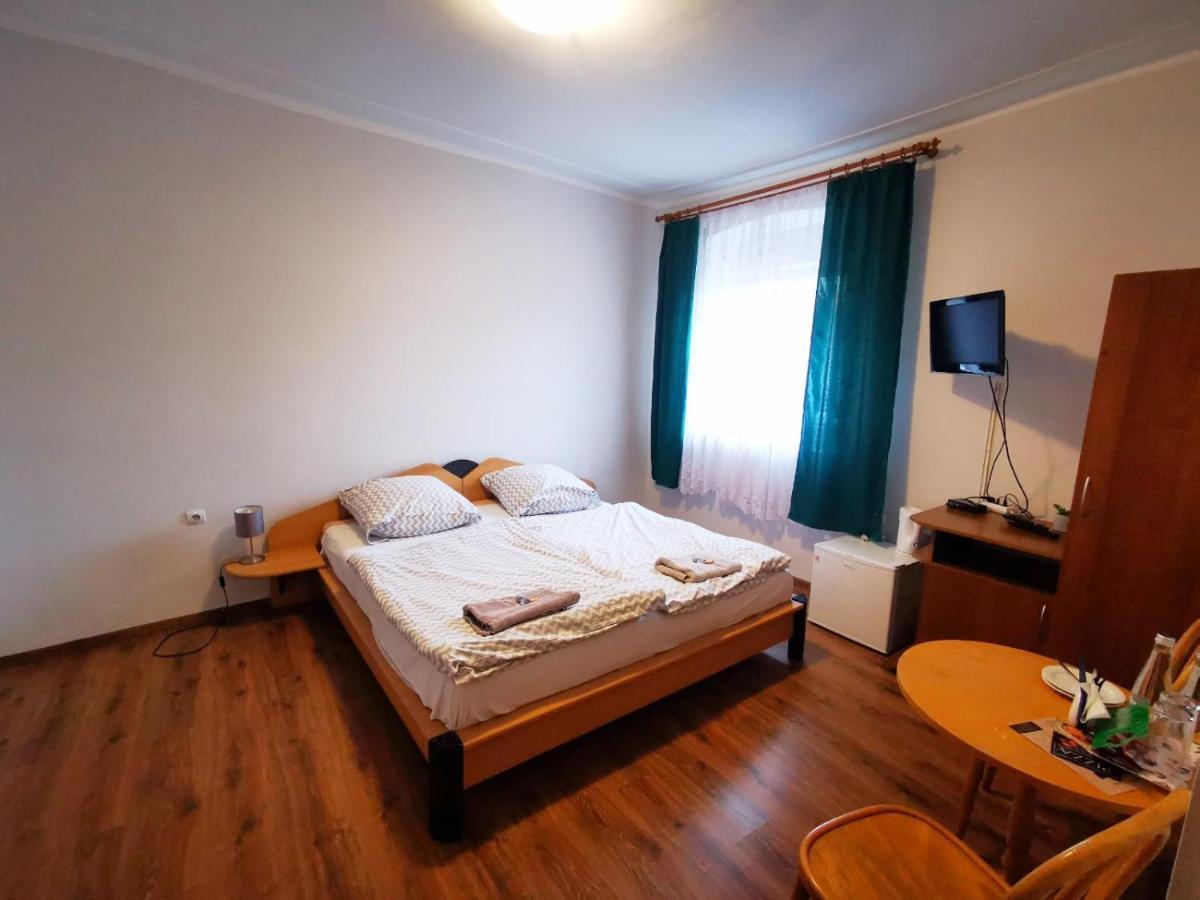 Hotel Stary Ratusz Kostomloty Esterno foto