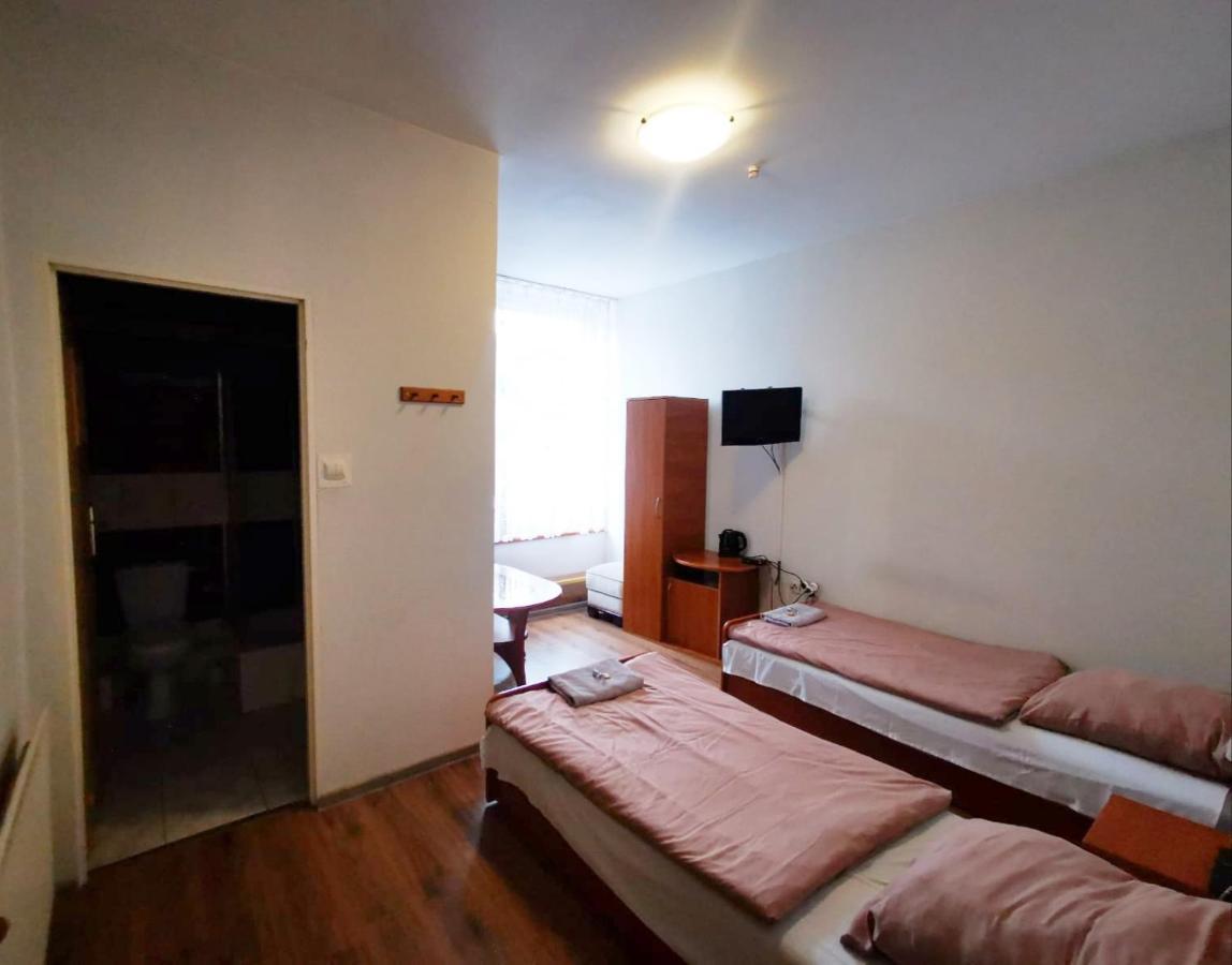 Hotel Stary Ratusz Kostomloty Esterno foto