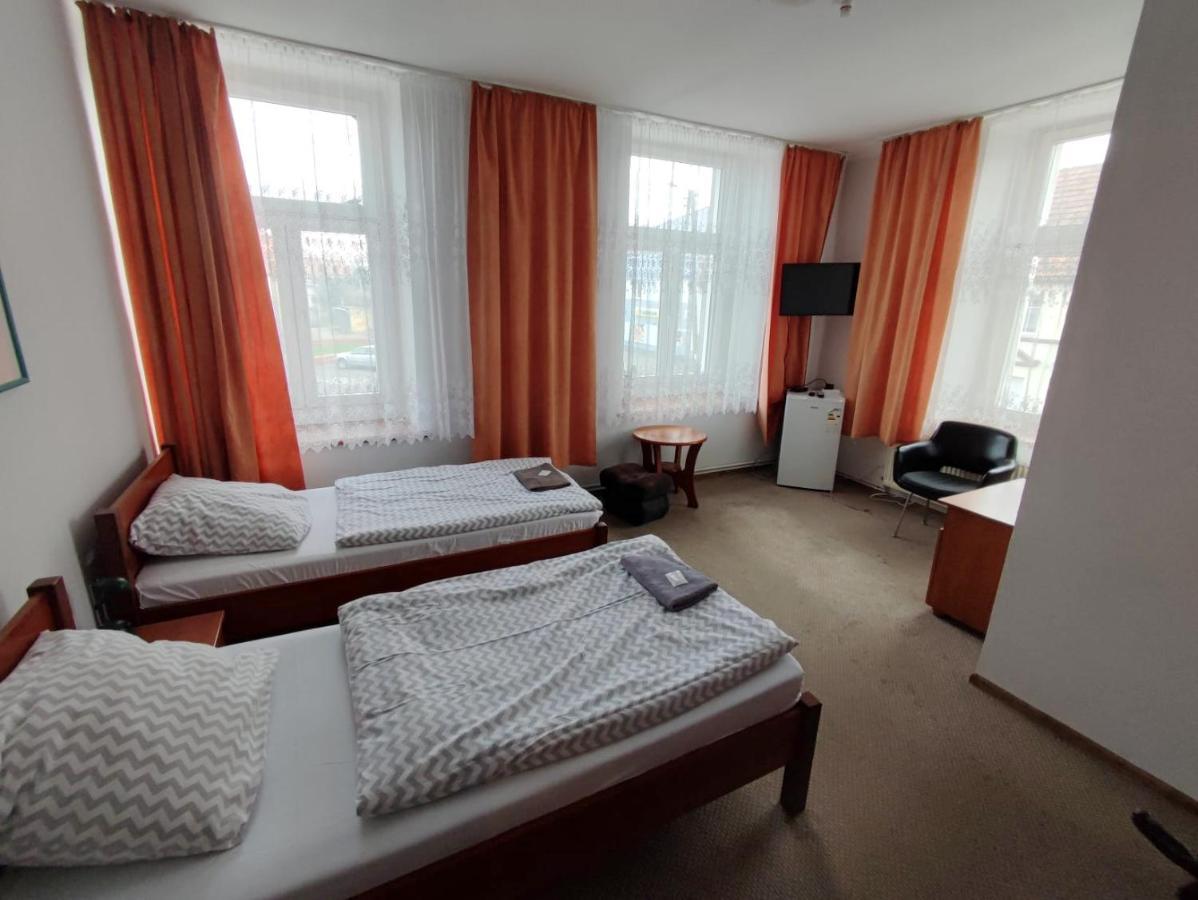 Hotel Stary Ratusz Kostomloty Esterno foto